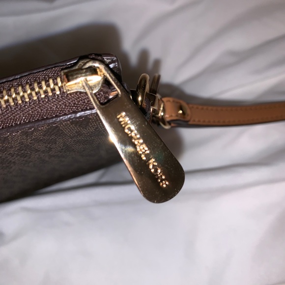 Michael kors wristlet - Picture 6 of 6